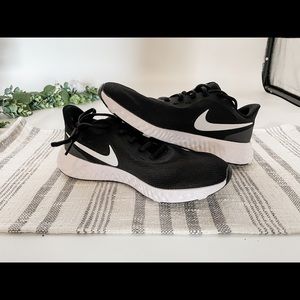 Womens Size 9 Nike Revolutions.